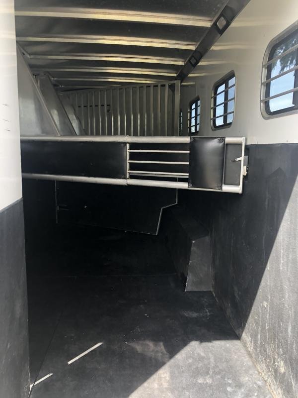 2003 Sundowner Trailers LQ 4H 8010 SIERRA Horse Trailer image 5