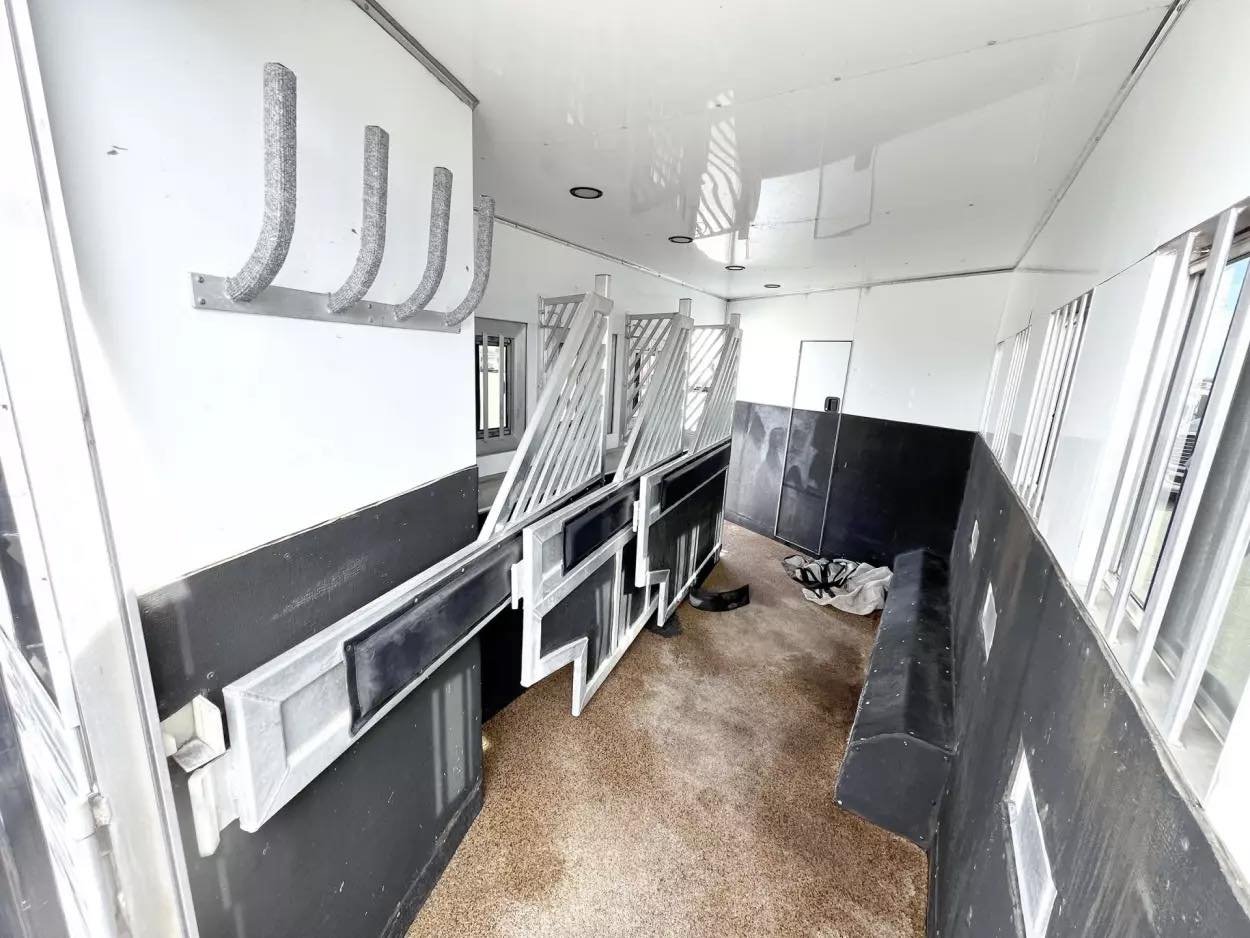 Used 2013 Bloomer 4 Horse 16′ LQ, 7’Slide, Air Ride, Pod, Mister/Water Sys Air ride, HWH Slide, Integrated Pod image 18