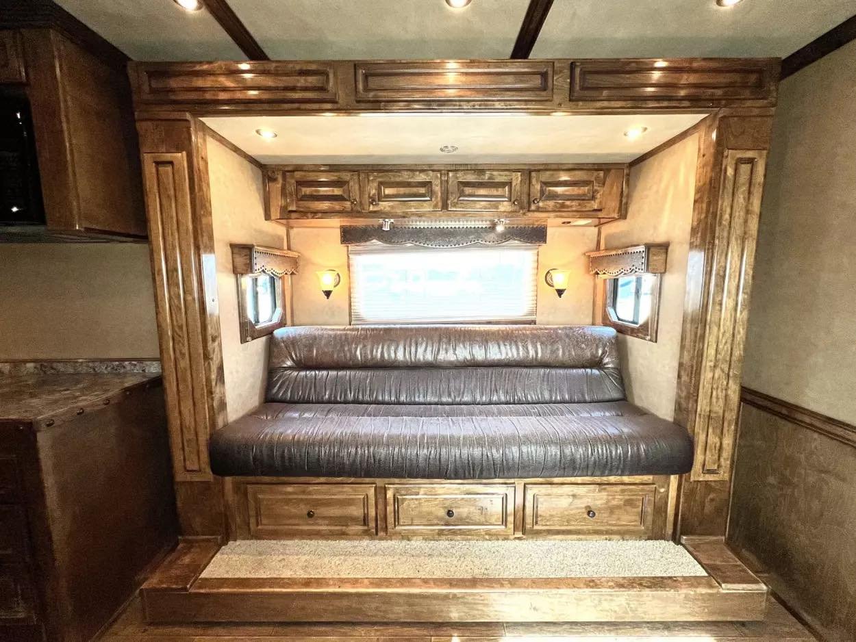 Used 2013 Bloomer 4 Horse 16′ LQ, 7’Slide, Air Ride, Pod, Mister/Water Sys Air ride, HWH Slide, Integrated Pod image 11