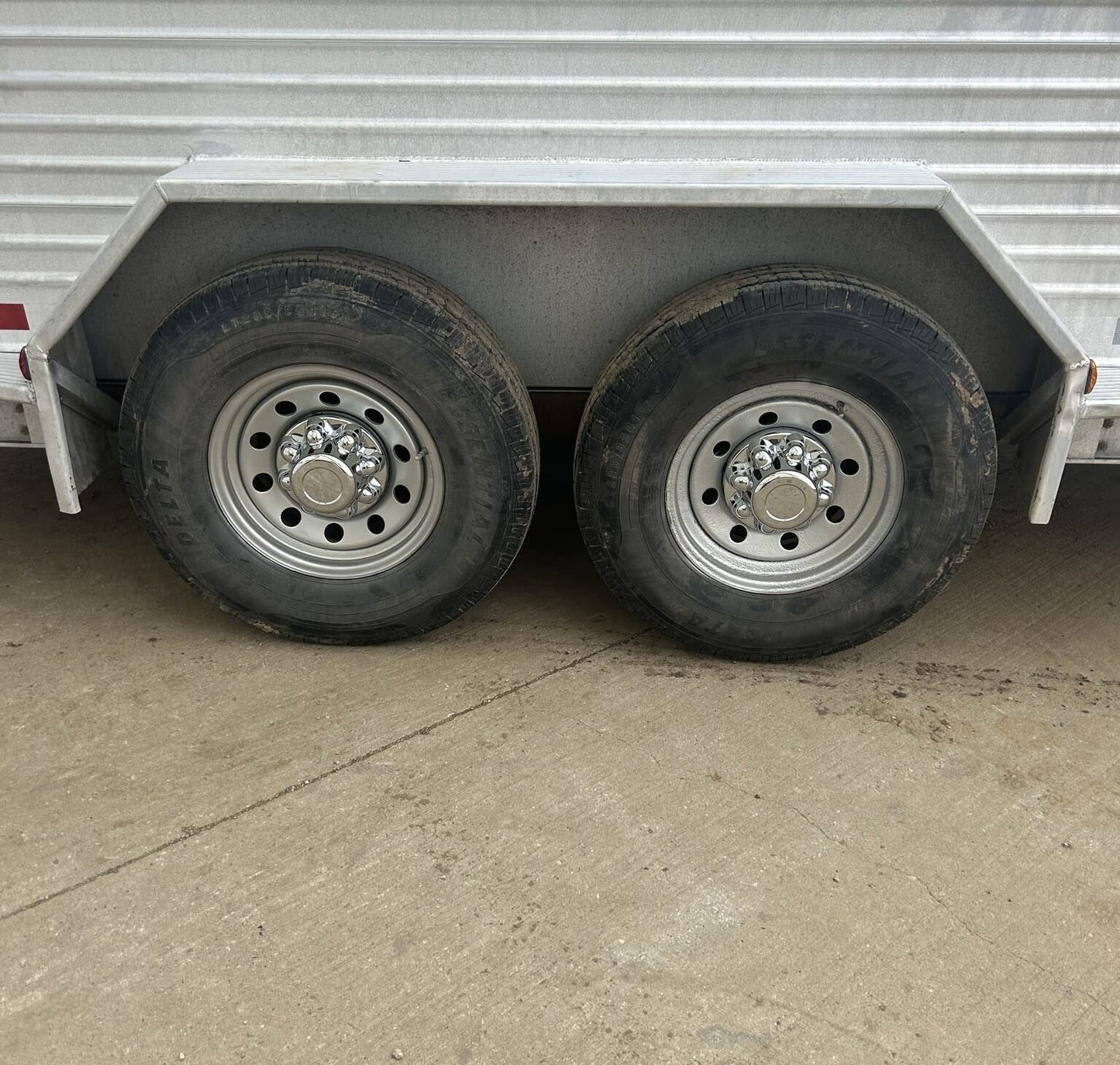 Used 2007 Featherlite 20′ Livestock Trailer – Two Compartments image 9