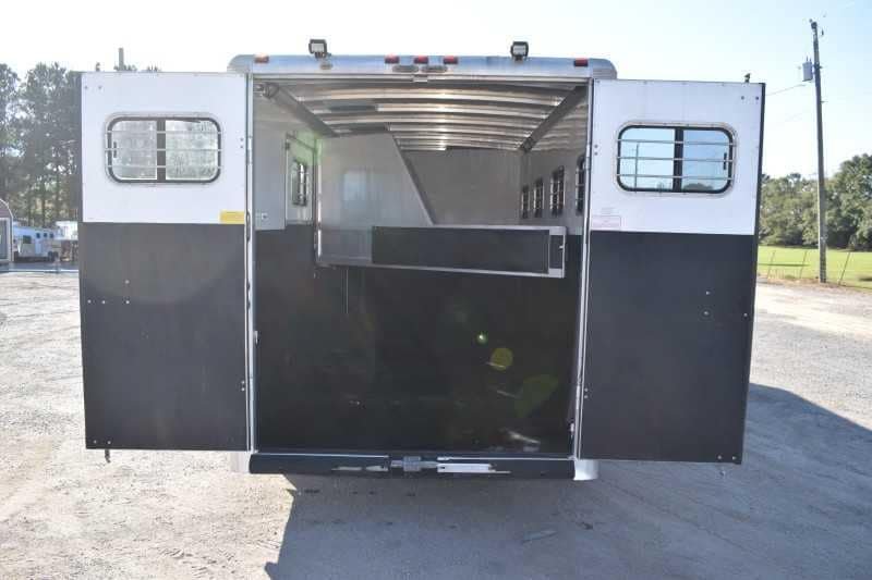 Used 2005 Sundowner 4HGN 4 Horse Trailer image 8