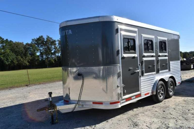 2018 Lakota 83HBPSL 3 Horse Trailer image 11