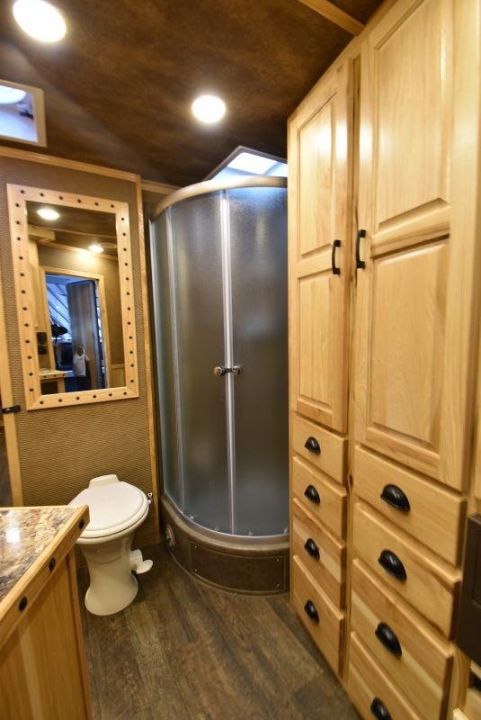 2018 Lakota Bighorn 3 Horse Living Quarters image 26