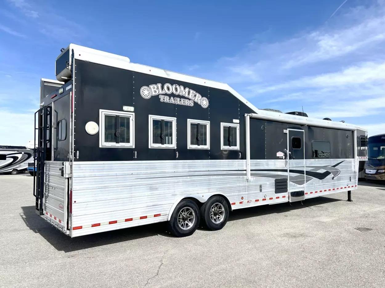 Used 2013 Bloomer 4 Horse 16′ LQ, 7’Slide, Air Ride, Pod, Mister/Water Sys Air ride, HWH Slide, Integrated Pod image 16