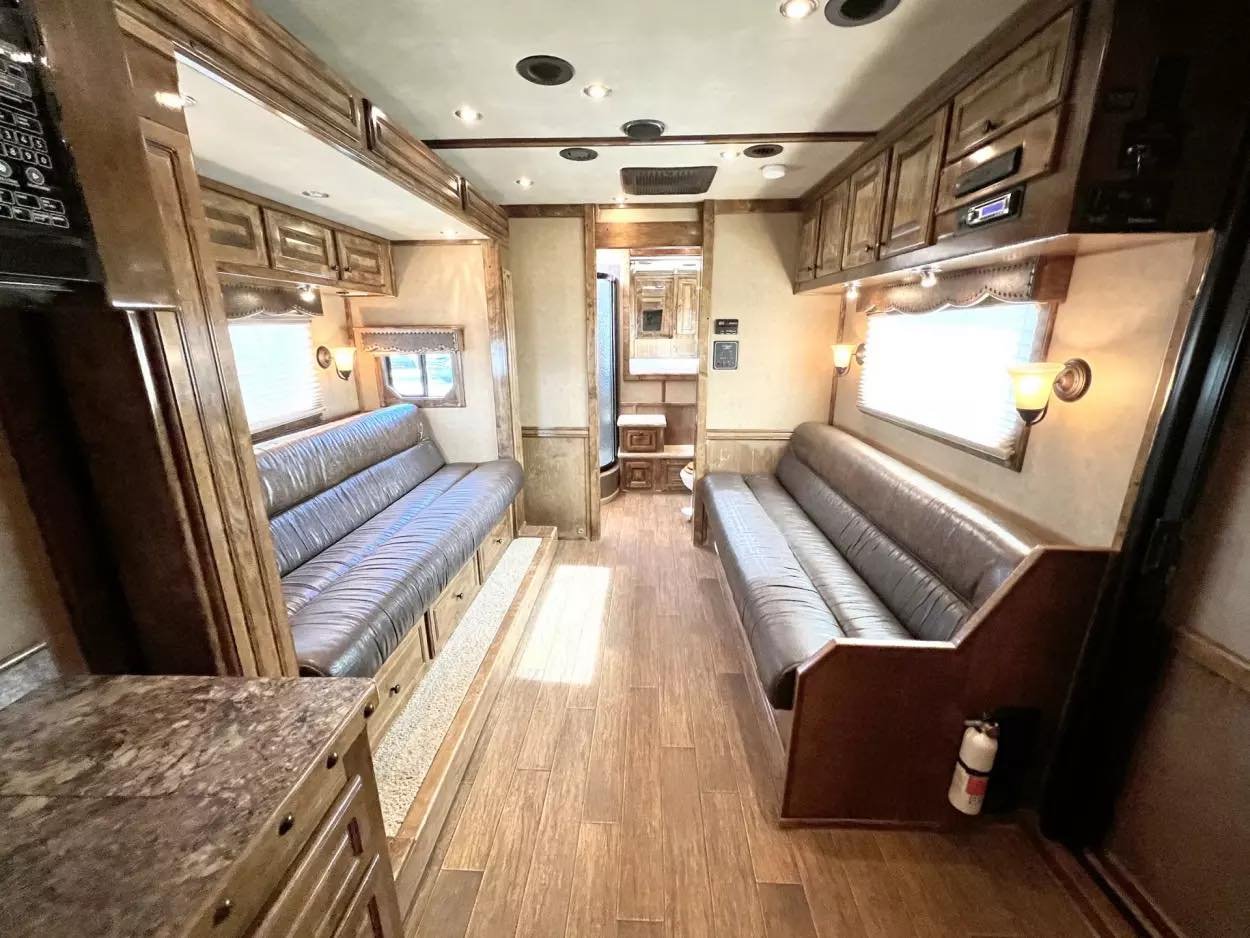 Used 2013 Bloomer 4 Horse 16′ LQ, 7’Slide, Air Ride, Pod, Mister/Water Sys Air ride, HWH Slide, Integrated Pod image 3