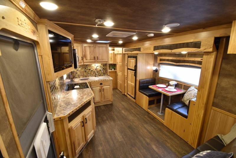 2018 Lakota Bighorn 3 Horse Living Quarters image 13