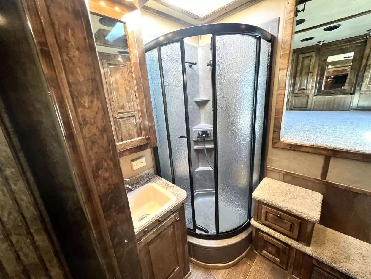 Used 2013 Bloomer 4 Horse 16′ LQ, 7’Slide, Air Ride, Pod, Mister/Water Sys Air ride, HWH Slide, Integrated Pod image 7