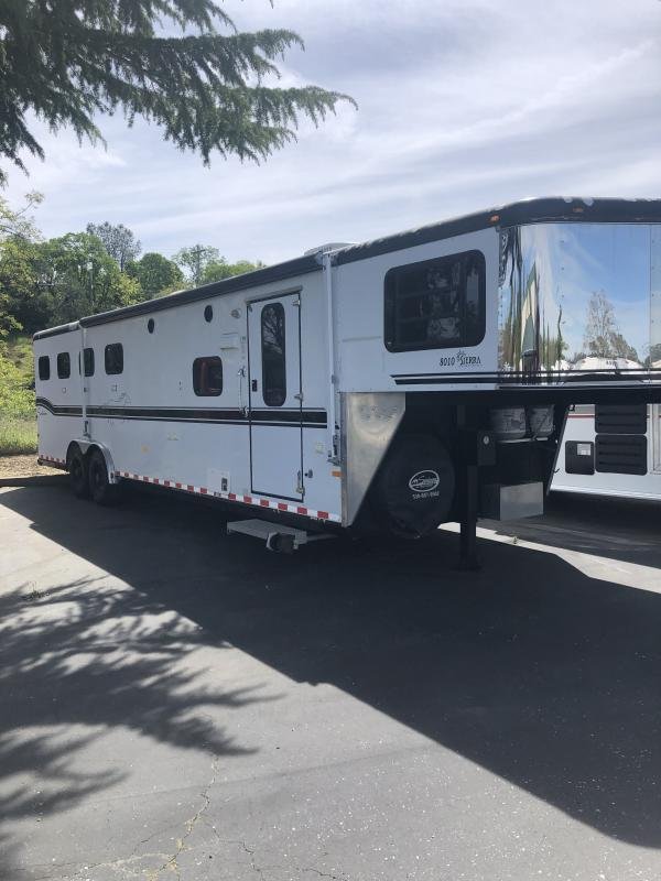 2003 Sundowner Trailers LQ 4H 8010 SIERRA Horse Trailer image 4