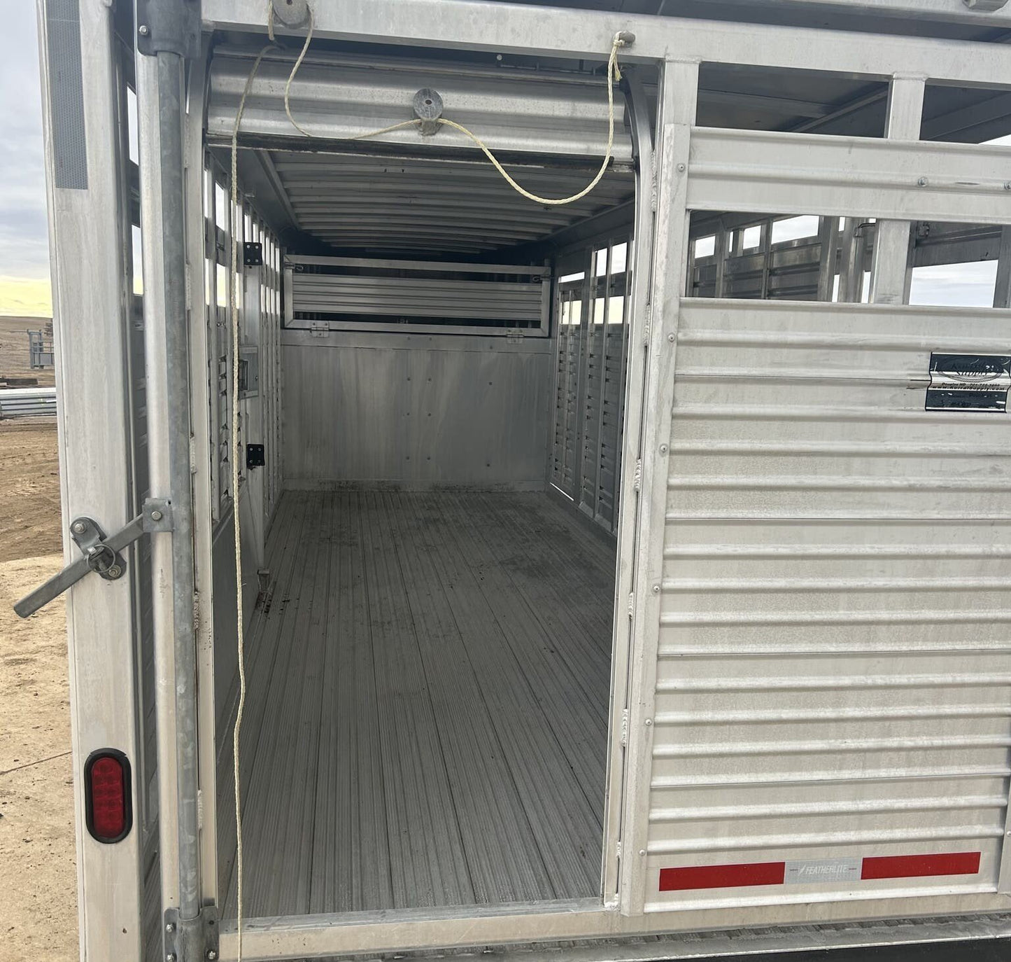 Used 2007 Featherlite 20′ Livestock Trailer – Two Compartments image 10