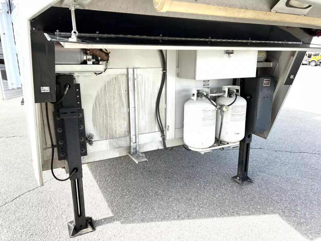 Used 2013 Bloomer 4 Horse 16′ LQ, 7’Slide, Air Ride, Pod, Mister/Water Sys Air ride, HWH Slide, Integrated Pod image 27