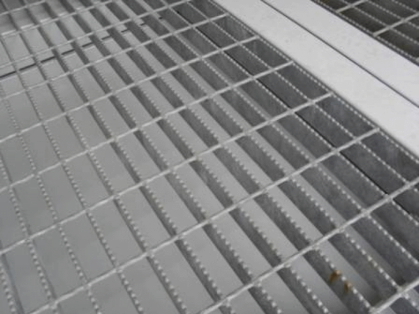 20Ft X 8Ft Open Side Bunded Open Mesh Floor Store image 2