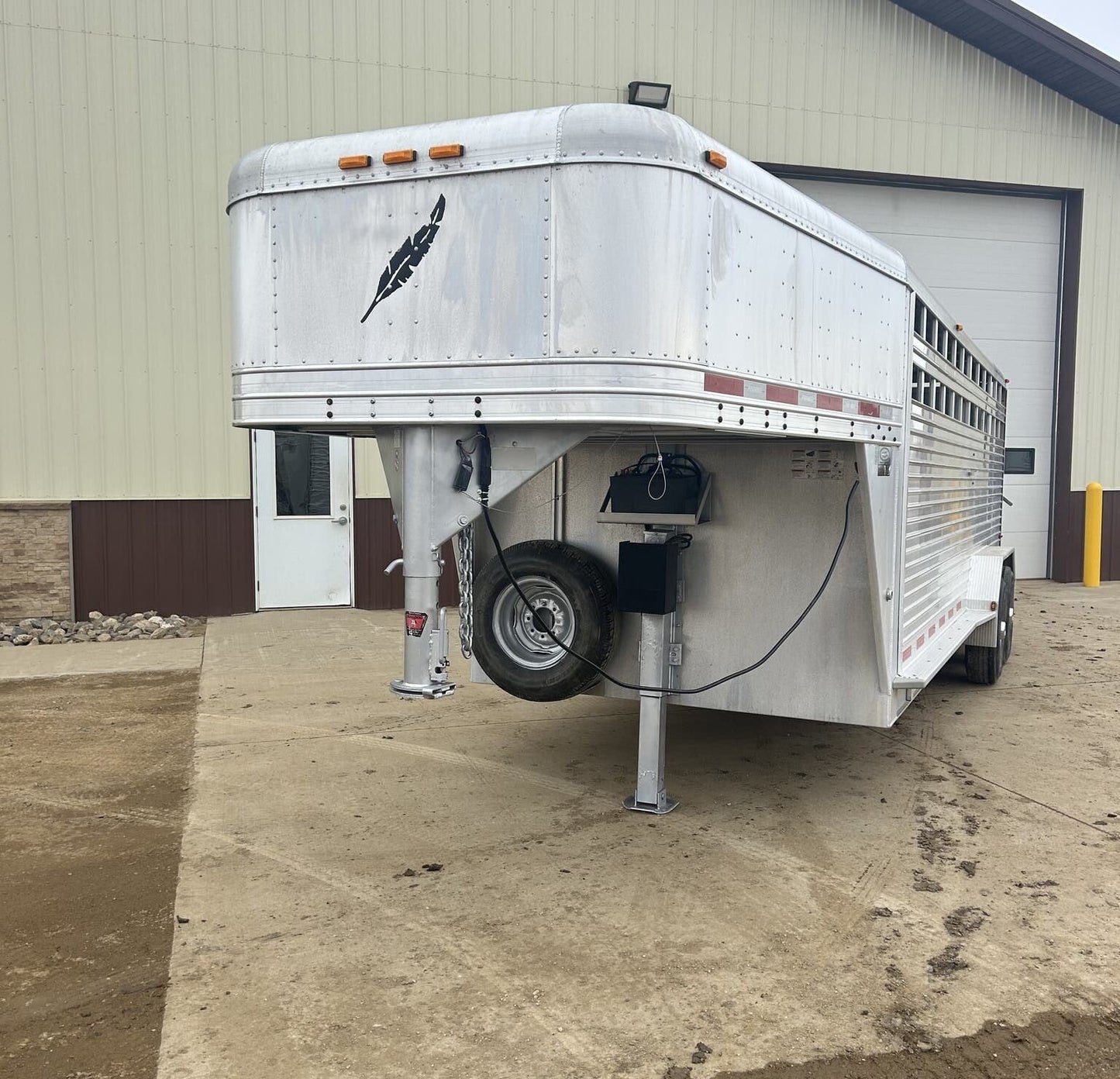 Used 2007 Featherlite 20′ Livestock Trailer – Two Compartments image 3