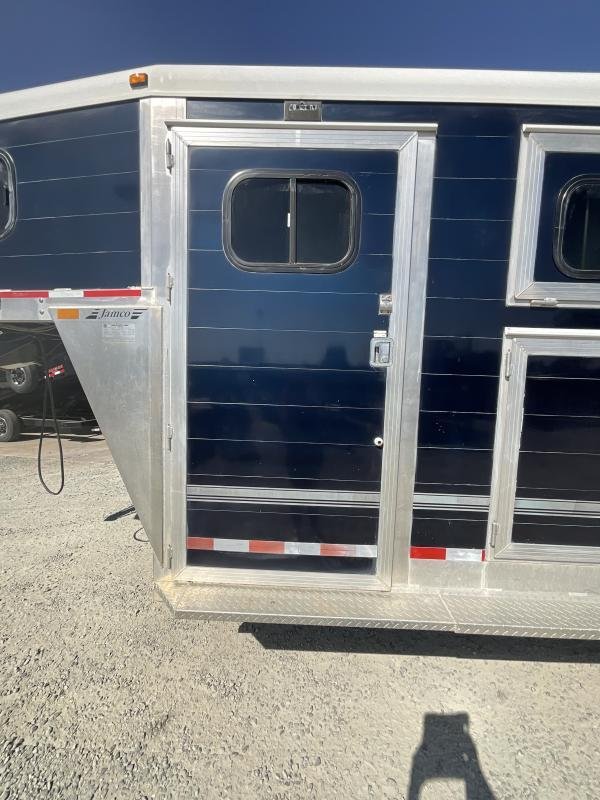 2005 Jamco 4 Horse Gooseneck Trailer image 10