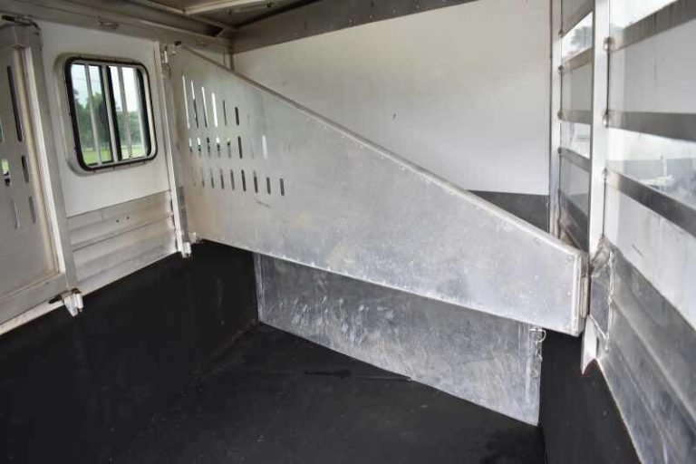 2012 CM 3HBP 3 Horse Trailer image 5