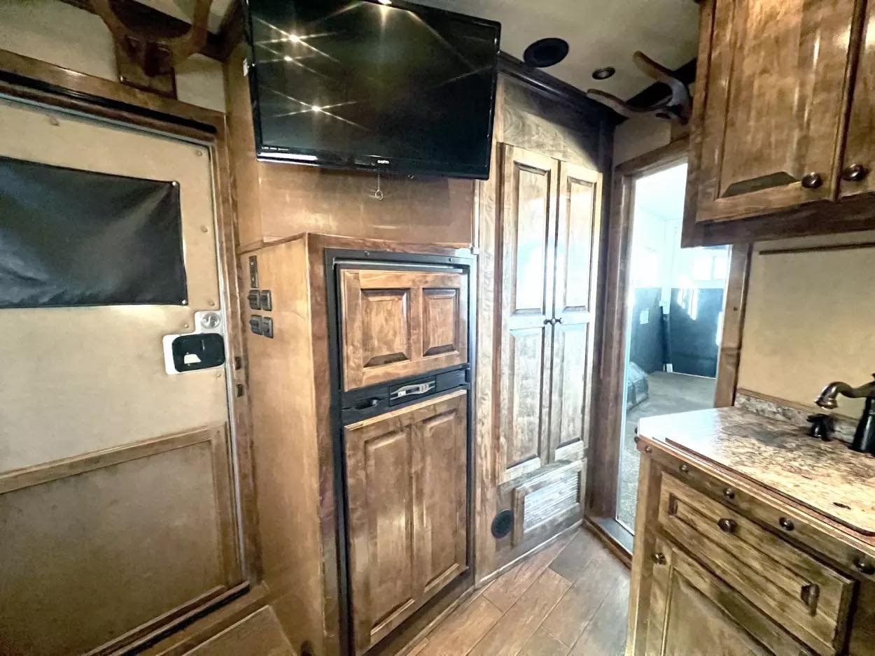 Used 2013 Bloomer 4 Horse 16′ LQ, 7’Slide, Air Ride, Pod, Mister/Water Sys Air ride, HWH Slide, Integrated Pod image 14