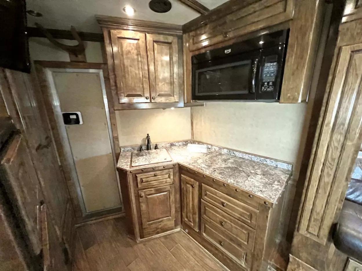 Used 2013 Bloomer 4 Horse 16′ LQ, 7’Slide, Air Ride, Pod, Mister/Water Sys Air ride, HWH Slide, Integrated Pod image 12