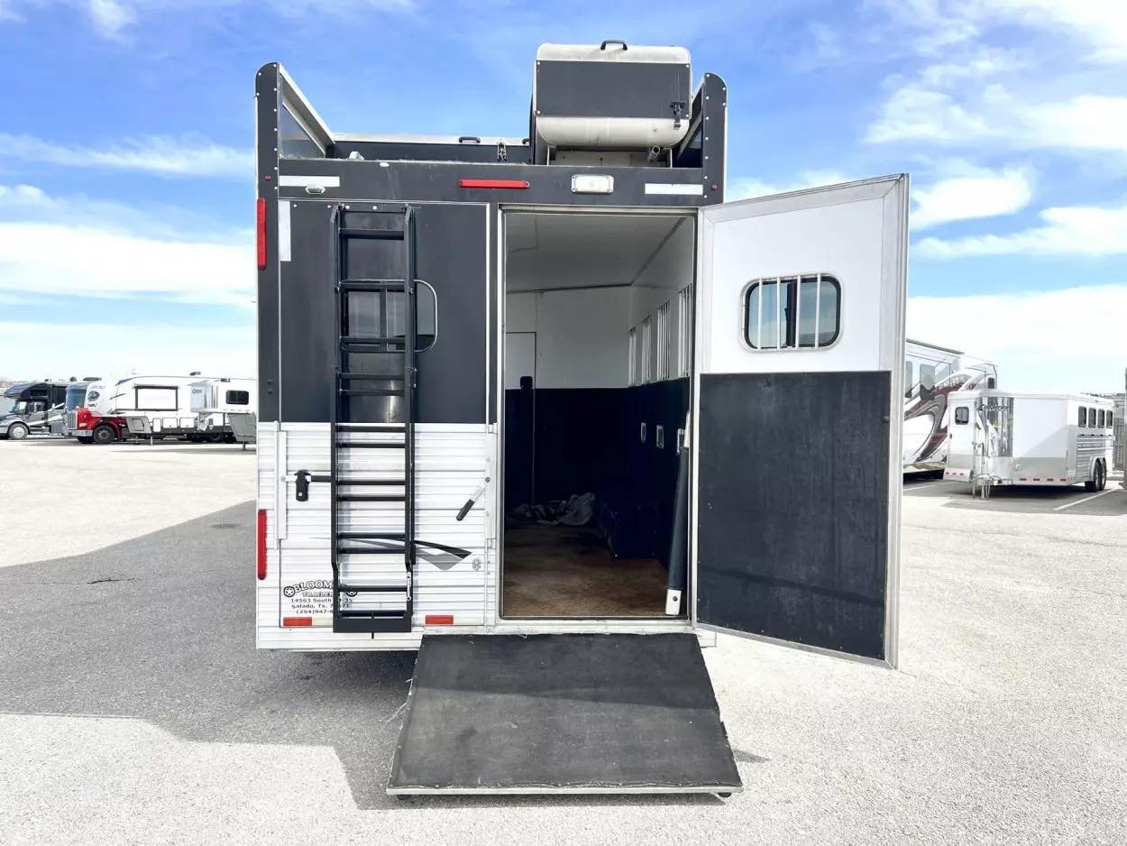 Used 2013 Bloomer 4 Horse 16′ LQ, 7’Slide, Air Ride, Pod, Mister/Water Sys Air ride, HWH Slide, Integrated Pod image 17