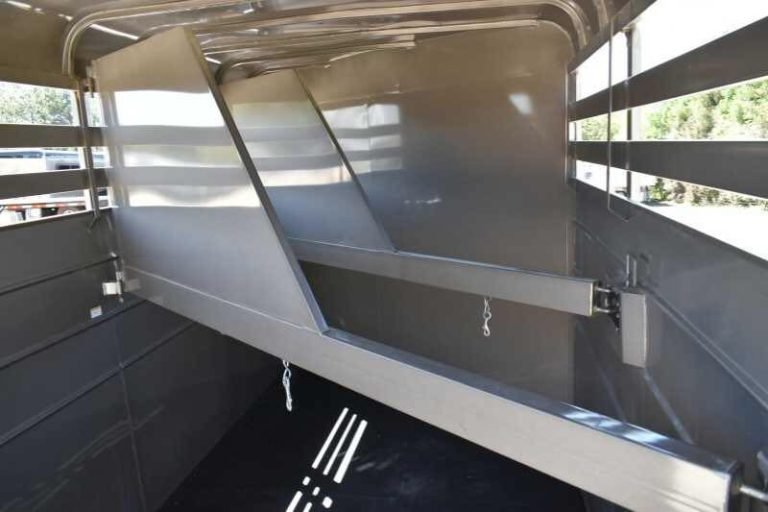 2017 CM 3HSLBP 3 Horse Trailer image 9
