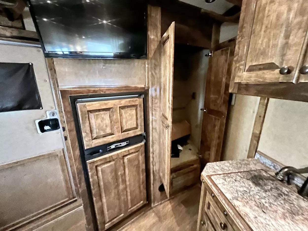 Used 2013 Bloomer 4 Horse 16′ LQ, 7’Slide, Air Ride, Pod, Mister/Water Sys Air ride, HWH Slide, Integrated Pod image 15