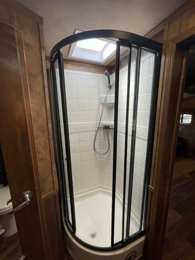 2015 Lakota Bighorn Edition 8414 4 Horse Trailer With Living Quarters “1 Slide” image 22