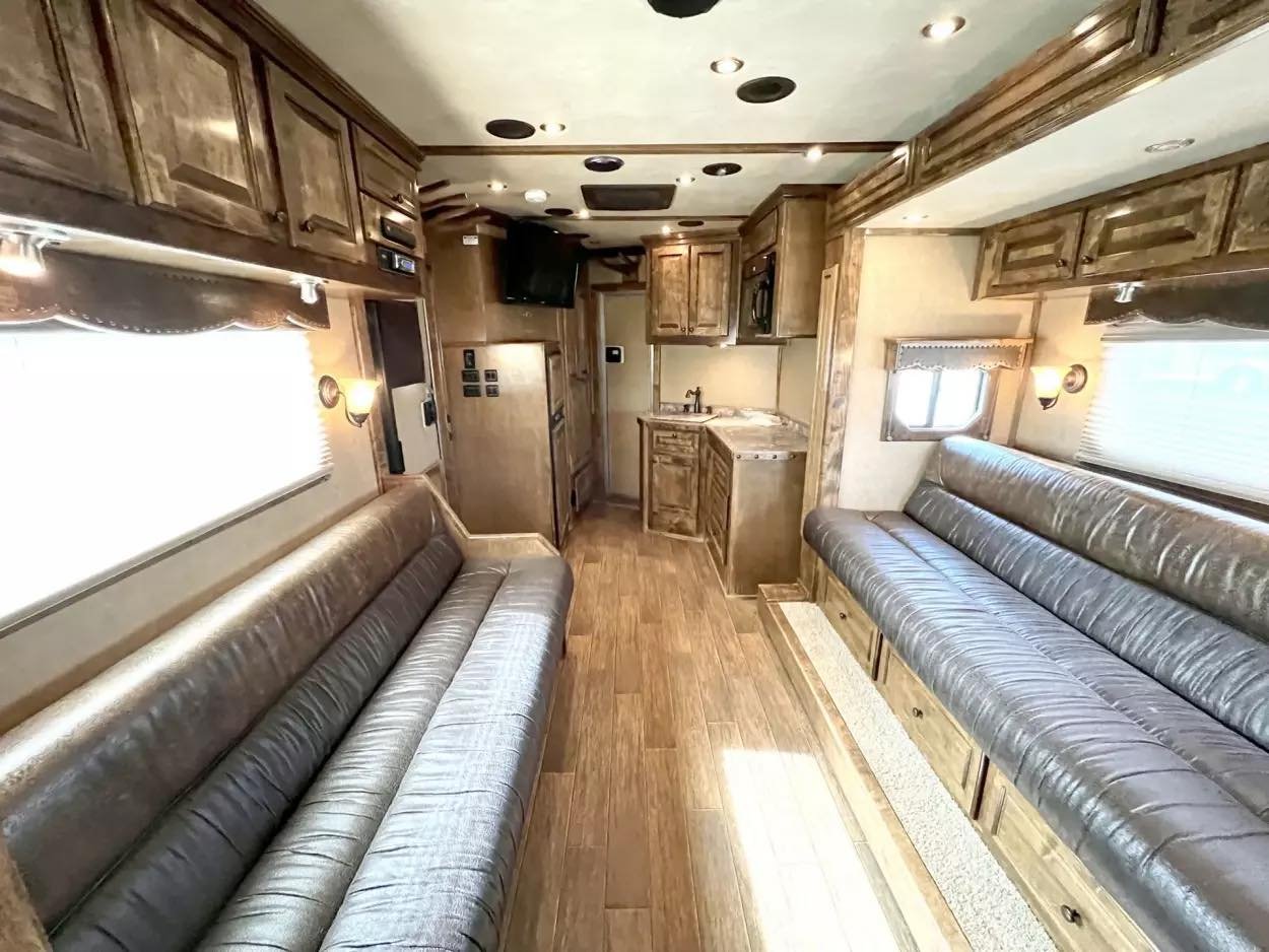 Used 2013 Bloomer 4 Horse 16′ LQ, 7’Slide, Air Ride, Pod, Mister/Water Sys Air ride, HWH Slide, Integrated Pod image 4