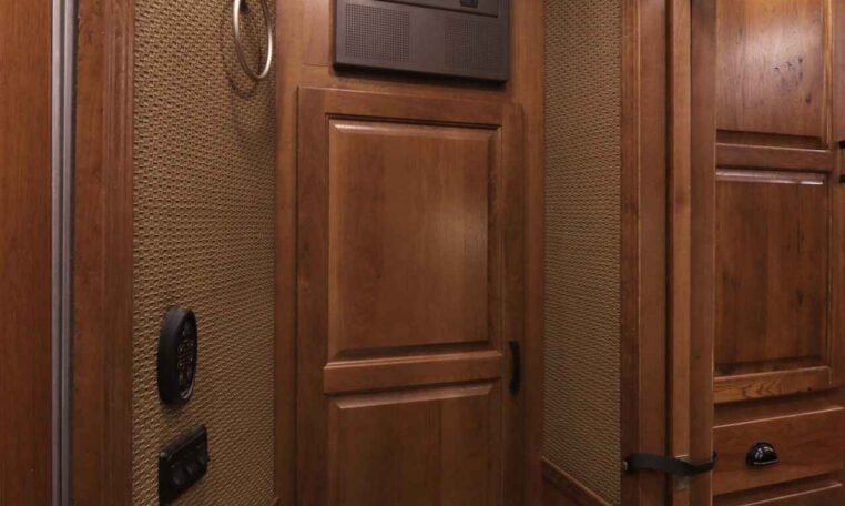 2019 Lakota Bighorn 6 Horse Side Load Trailer image 31