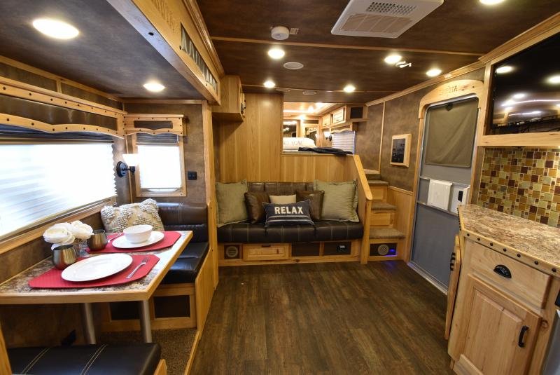 2018 Lakota Bighorn 3 Horse Living Quarters image 11