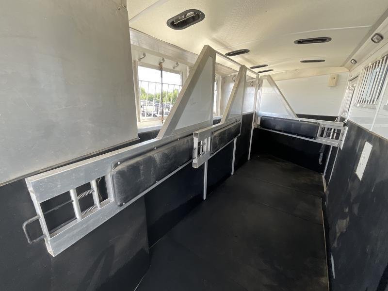 2005 Jamco 4 Horse Gooseneck Trailer image 28