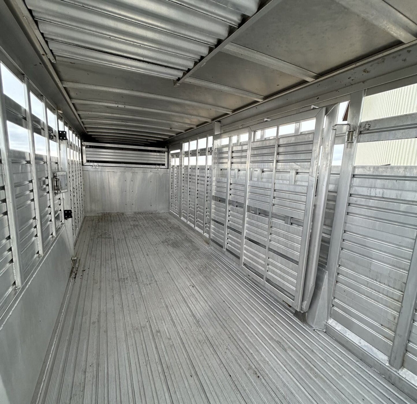 Used 2007 Featherlite 20′ Livestock Trailer – Two Compartments image 7