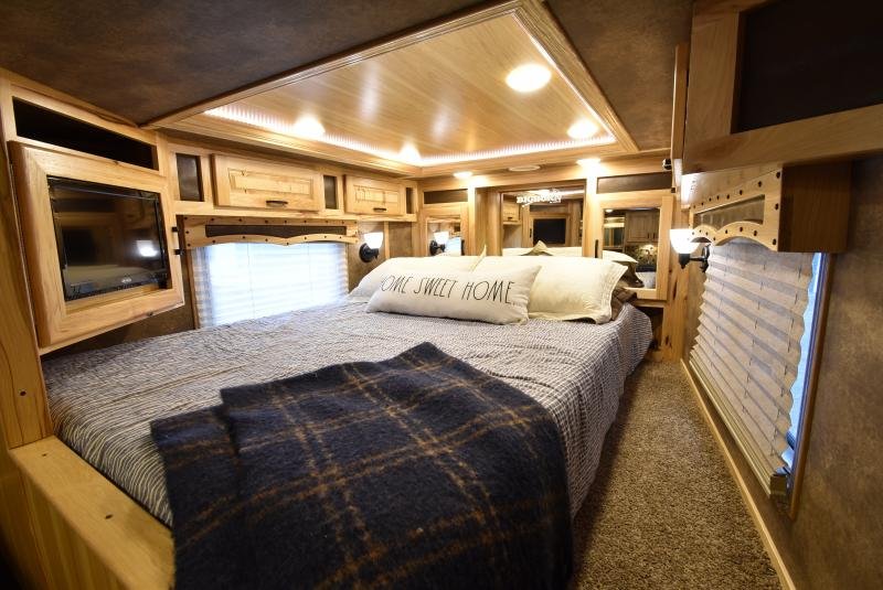 2018 Lakota Bighorn 3 Horse Living Quarters image 9