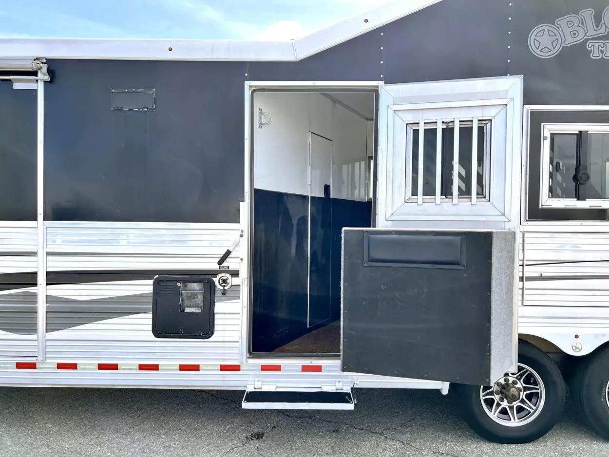 Used 2013 Bloomer 4 Horse 16′ LQ, 7’Slide, Air Ride, Pod, Mister/Water Sys Air ride, HWH Slide, Integrated Pod image 23