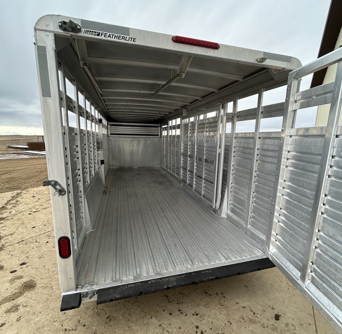 Used 2007 Featherlite 20′ Livestock Trailer – Two Compartments image 8