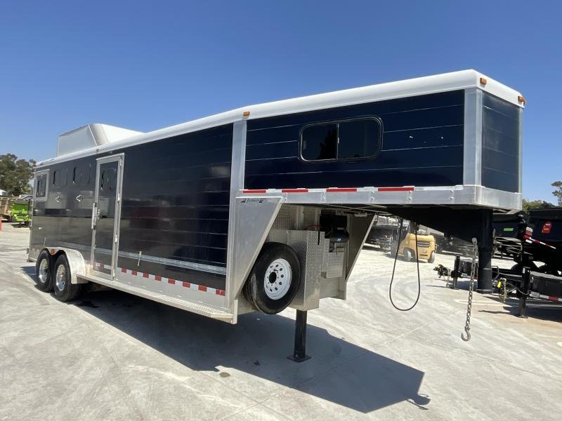 2005 Jamco 4 Horse Gooseneck Trailer image 2