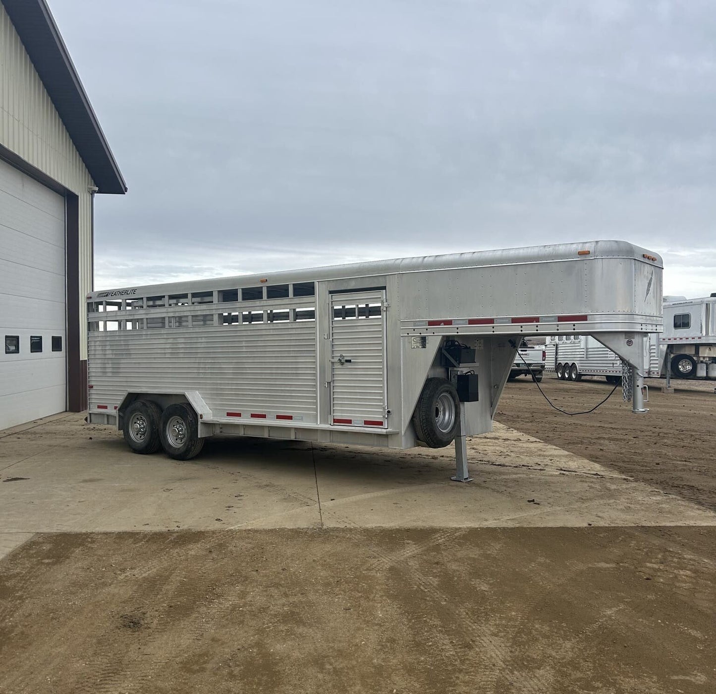 Used 2007 Featherlite 20′ Livestock Trailer – Two Compartments image 2