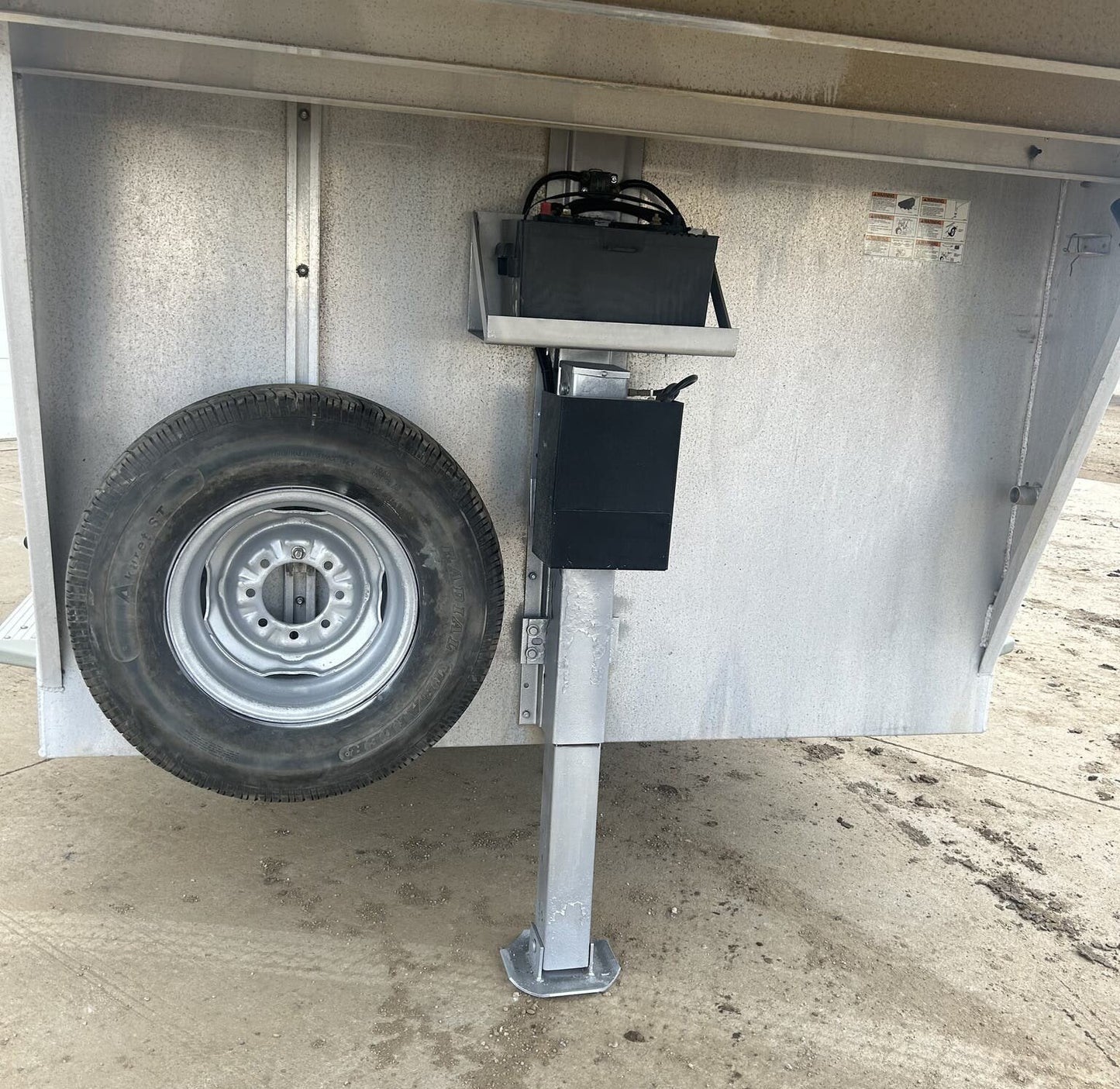 Used 2007 Featherlite 20′ Livestock Trailer – Two Compartments image 11