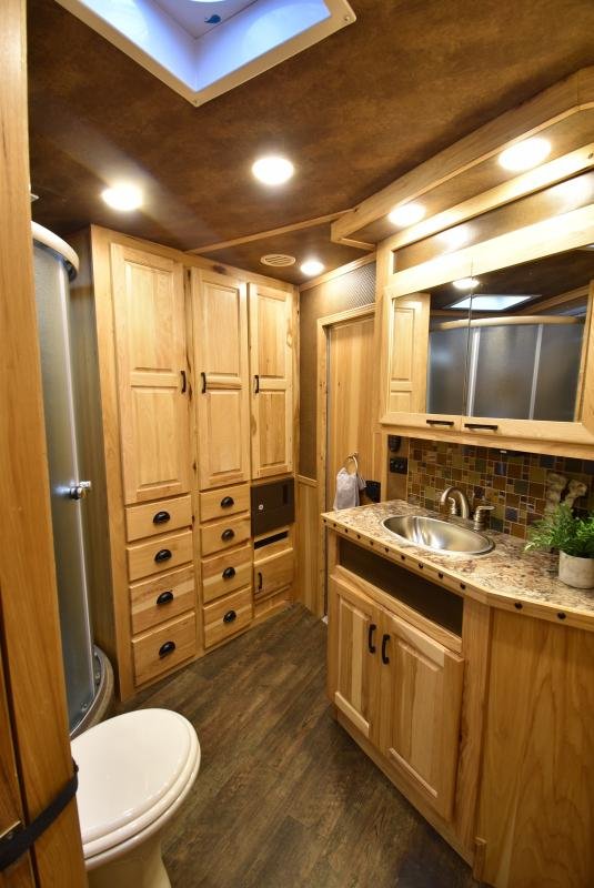 2018 Lakota Bighorn 3 Horse Living Quarters image 28