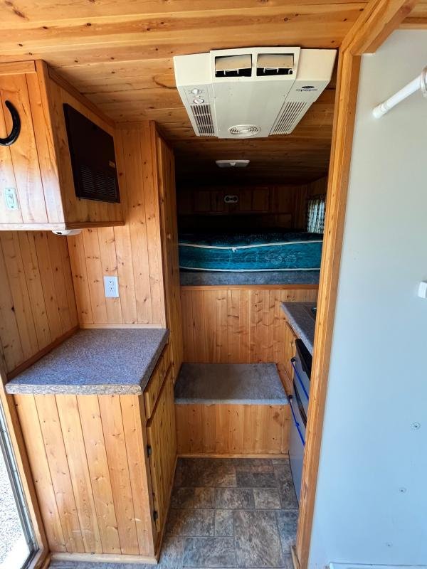 2004 Sundowner 3 Horse Weekender Horse Trailer image 9