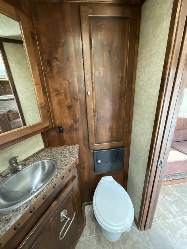 2014 Logan Coach RAZ4GNHDLQ 40′ 4 horse Razor GN Horse Trailer**WITH WALK IN CLOSET** image 21