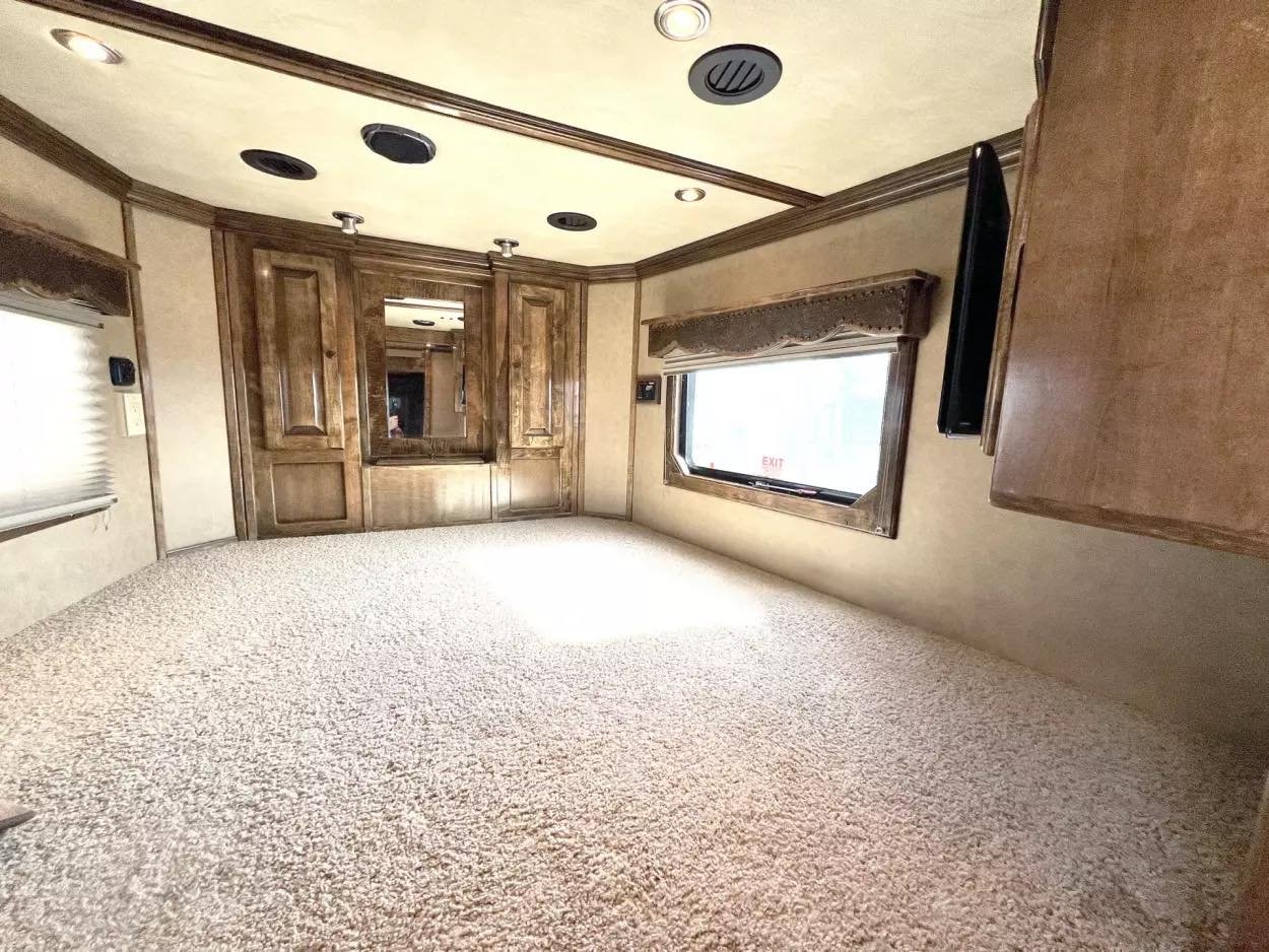Used 2013 Bloomer 4 Horse 16′ LQ, 7’Slide, Air Ride, Pod, Mister/Water Sys Air ride, HWH Slide, Integrated Pod image 6