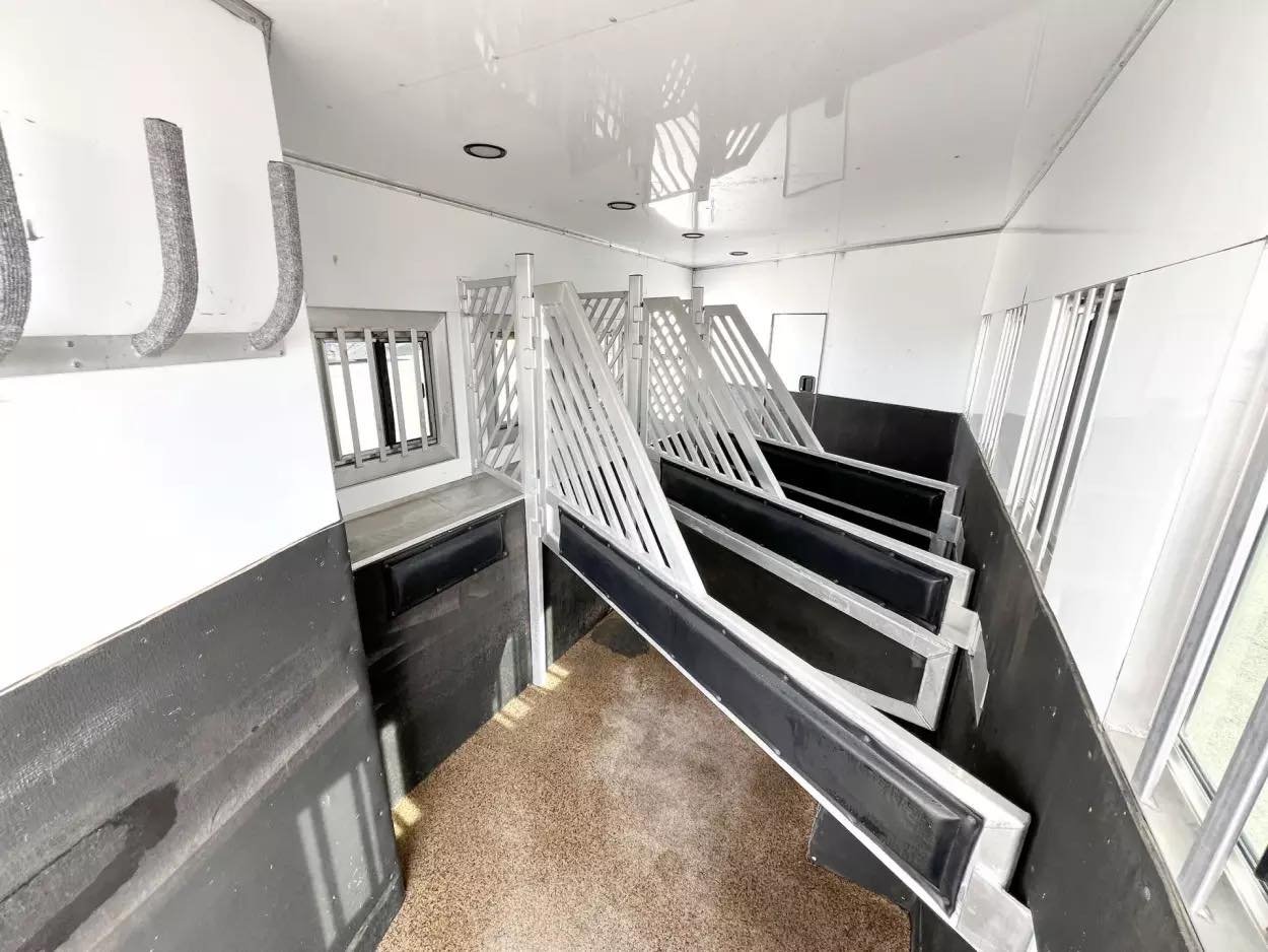 Used 2013 Bloomer 4 Horse 16′ LQ, 7’Slide, Air Ride, Pod, Mister/Water Sys Air ride, HWH Slide, Integrated Pod image 19