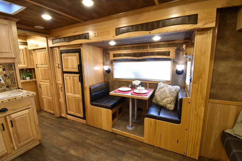 2018 Lakota Bighorn 3 Horse Living Quarters image 17