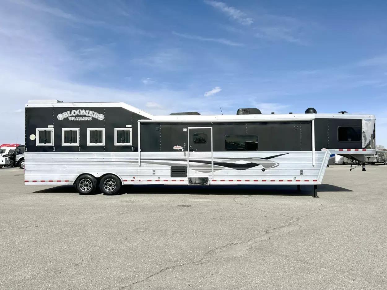 Used 2013 Bloomer 4 Horse 16′ LQ, 7’Slide, Air Ride, Pod, Mister/Water Sys Air ride, HWH Slide, Integrated Pod image 2