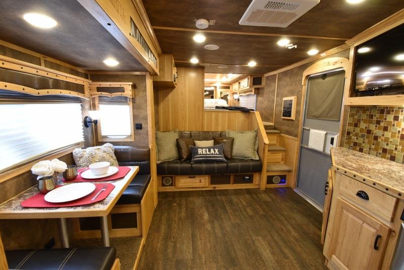 2018 Lakota Bighorn 3 Horse Living Quarters image 12