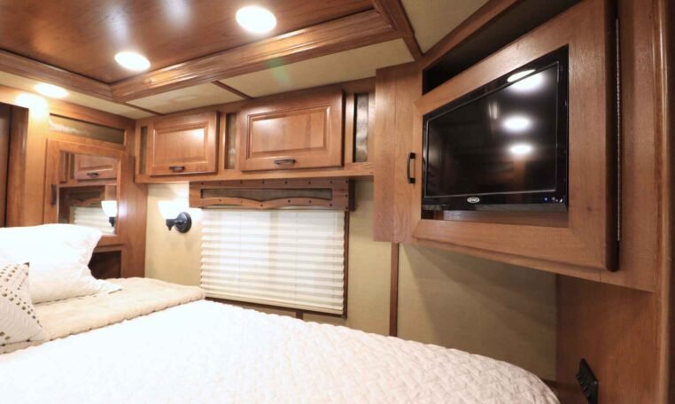 2019 Lakota Bighorn 6 Horse Side Load Trailer image 17