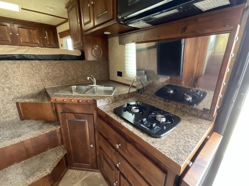 2014 Logan Coach RAZ4GNHDLQ 40′ 4 horse Razor GN Horse Trailer**WITH WALK IN CLOSET** image 12