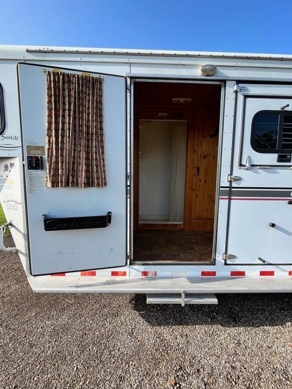 2004 Sundowner 3 Horse Weekender Horse Trailer image 8