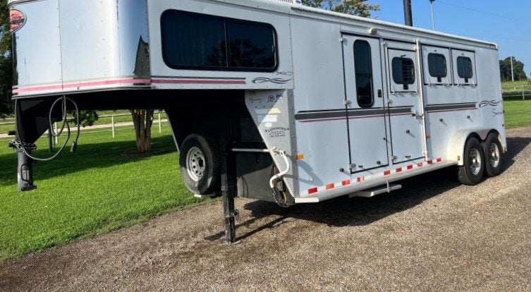 2004 Sundowner 3 Horse Weekender Horse Trailer image 1