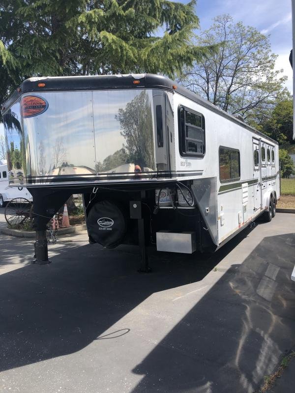 2003 Sundowner Trailers LQ 4H 8010 SIERRA Horse Trailer image 0