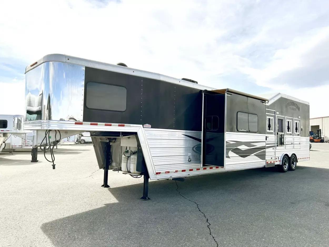 Used 2013 Bloomer 4 Horse 16′ LQ, 7’Slide, Air Ride, Pod, Mister/Water Sys Air ride, HWH Slide, Integrated Pod image 25