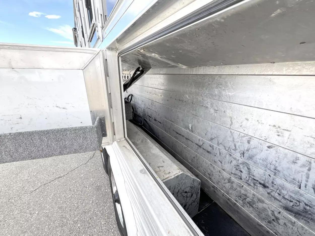 Used 2013 Bloomer 4 Horse 16′ LQ, 7’Slide, Air Ride, Pod, Mister/Water Sys Air ride, HWH Slide, Integrated Pod image 22